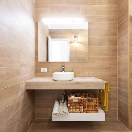 Home2book Sunlit Apt, Pool & Terrace, Americas * アロナ